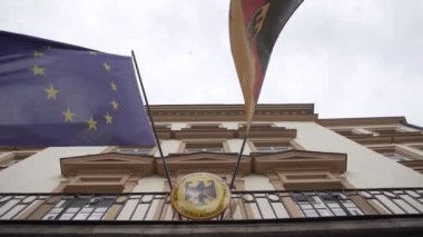 Krakow,Polonya-23 Nisan,2019: Avrupa Birliği ve Almanya bayrakları Polonya şehri Krakow.Bundesrepublik Deutschland ve Rüzgarda bina Ab bayrağı Alman büyükelçiliği üzerinde