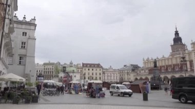 Krakow,Polonya-23 Nisan,2019: Avrupa'daki Krakow.Roma Katolik Tapınağı'ndaki Ana Pazar Meydanı'nın merkezinde, Our Lady Kilisesi olarak bilinen Saint Mary Bazilikası kilisesinin görüntüleri Cennete Kabul Edildi