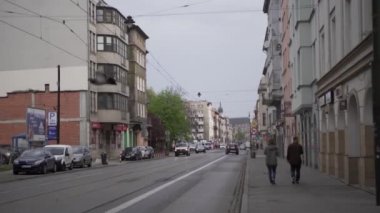 Krakow, Polonya-23 Nisan 2019: Avrupa şehri Krakow sokaklarında arabalar 