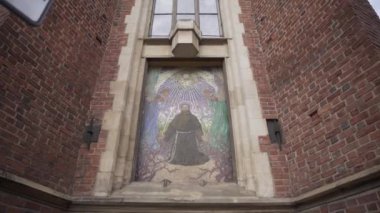 Krakow, Polonya-23 Nisan 2019: St. Saisi'nin Mozaik portresi Assisi'nin eski şehir Krakow.Sanctus Franciscus Assisiensis'teki Katolik kilisesinin dışında giovanni di Pietro di Bernardone tapınağında doğmuş 