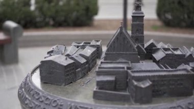 Krakow,Polonya-23 Nisan,2019: Polonya Krakow şehrinin merkezinde bronzdan yapılmış tüm Saint Kilisesi modeli. Yakın çekimde Antik Hıristiyan Katolik tapınağı mockup
