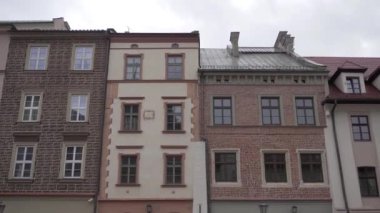 Krakow,Polonya-23 Nisan,2019: Krakow şehrinde eski Avrupa evleri. Baharda Ana Pazar Meydanı yakınında, Polonya kasabasında güzel mimari 