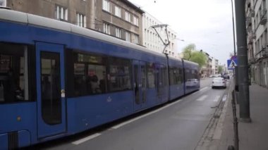 Krakow, Polonya-23 Nisan 2019: Avrupa şehri Krakow sokaklarında arabalar 