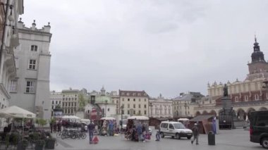 Krakow,Polonya-23 Nisan,2019: Avrupa'daki Krakow.Roma Katolik Tapınağı'ndaki Ana Pazar Meydanı'nın merkezinde, Our Lady Kilisesi olarak bilinen Saint Mary Bazilikası kilisesinin görüntüleri Cennete Kabul Edildi