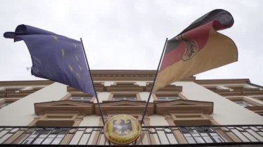 Krakow,Polonya-23 Nisan,2019: Avrupa Birliği ve Almanya bayrakları Polonya şehri Krakow.Bundesrepublik Deutschland ve Rüzgarda bina Ab bayrağı Alman büyükelçiliği üzerinde