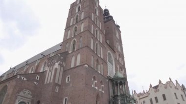 Krakow,Polonya-23 Nisan,2019: Avrupa'daki Krakow.Roma Katolik Tapınağı'ndaki Ana Pazar Meydanı'nın merkezinde, Our Lady Kilisesi olarak bilinen Saint Mary Bazilikası kilisesinin görüntüleri Cennete Kabul Edildi