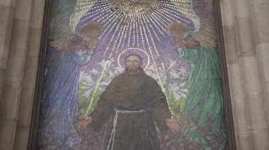Krakow, Polonya-23 Nisan 2019: St. Saisi'nin Mozaik portresi Assisi'nin eski şehir Krakow.Sanctus Franciscus Assisiensis'teki Katolik kilisesinin dışında giovanni di Pietro di Bernardone tapınağında doğmuş 