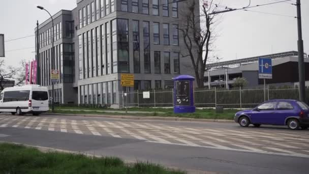 Κρακοβία Πολωνία Απριλίου 2019 Αυτοκίνητα Στους Δρόμους Της Ευρωπαϊκής Πόλης — Αρχείο Βίντεο