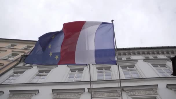 クラクフ ポーランド 2019年4月23日 ポーランドの都市クラクフのフランス大使館の入り口に欧州連合とフランスの旗 — ストック動画