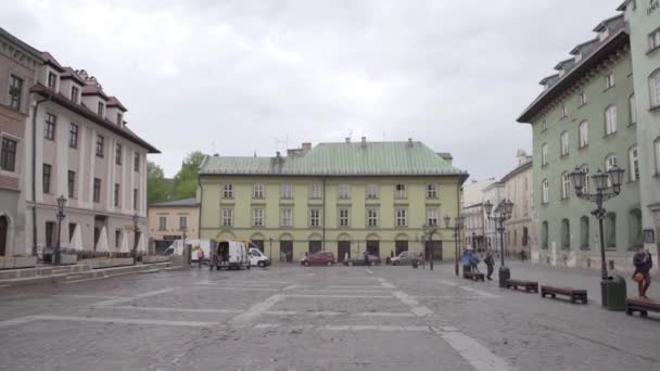 克拉科夫 克拉科夫市的旧欧洲房屋 波兰小镇美丽的建筑 春天靠近主市场广场 — 图库视频影像