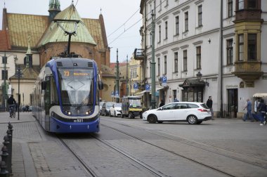 Krakow tarihi şehir merkezinden geçen modern tramvay