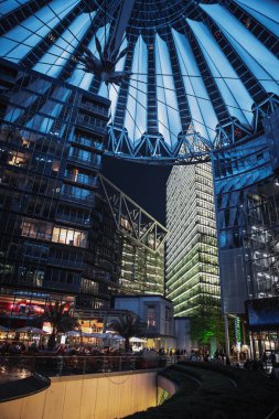 Sony Center berlin'de gece