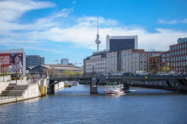 Berlin'de Fernsehturm Televizyon Kulesi