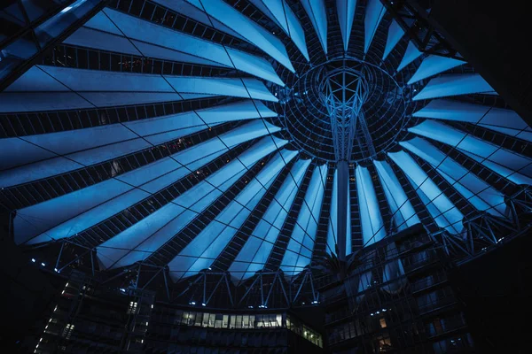 Sony Center Berlinben éjjel — Stock Fotó