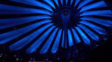 Berlin,Almanya-25 Nisan,2019: Berlin'deki Potsdamer Platz'da bulunan Sony Center yapı kompleksi. Popüler turistik parlak neon ışık ile aydınlatılmış