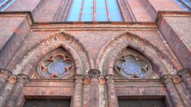 Berlin,Almanya-25 Nisan,2019: Alman başkenti Berlin'deki eski katolik kilisesinin güzel dekoratif pencereleri.Avrupa'da Hıristiyan gotik mimari tarzı