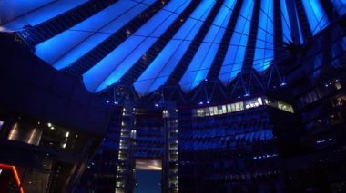 Berlin,Almanya-25 Nisan,2019: Berlin'deki Potsdamer Platz'da bulunan Sony Center yapı kompleksi. Popüler turistik parlak neon ışık ile aydınlatılmış