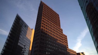 Berlin,Almanya-25 Nisan,2019: Potsdamer Platz'da güzel gün batımı, Berlin.Dusk'un merkezindeki şehir merkezindeki iş alanı. Avrupa'da popüler turistik dönüm noktası 