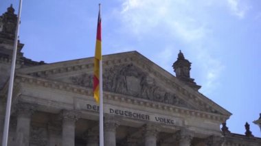 Berlin,Almanya-25 Nisan,2019: Reichstag veya Bundestag Berlin'de tarihi bir yapıdır, Paul Wallot tarafından 1894 yılında Alman İmparatorluğu'nun İmparatorluk Diyeti'ne ev sahipliği yapmak üzere inşa edilmiştir.Şehrin ünlü turistik merkezi