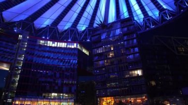 Berlin,Almanya-25 Nisan,2019: Berlin'deki Potsdamer Platz'da bulunan Sony Center yapı kompleksi. Popüler turistik parlak neon ışık ile aydınlatılmış