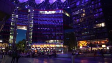 Berlin,Almanya-25 Nisan,2019: Berlin'deki Potsdamer Platz'da bulunan Sony Center yapı kompleksi. Popüler turistik parlak neon ışık ile aydınlatılmış