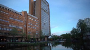 Berlin,Almanya-25 Nisan,2019: Gün batımında Berlin'de gökdelen binası. Almanya'da akşam güzel alacakaranlık aydınlatma ve iyi güneşli hava.Avrupa'da Modern mimari