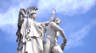 Berlin,Almanya-25 Nisan,2019: Savaşta savaşçıya önderlik eden Yunan Tanrısı Athena Pallas'ın Heykeli,Albert Wolff tarafından 1853 yılında Berlin'deki Museum Island'daki Saray Köprüsü'nde inşa edilmiştir.Güzel antik anıt