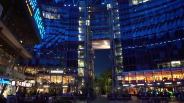 Berlin,Almanya-25 Nisan,2019: Berlin'deki Potsdamer Platz'da bulunan Sony Center yapı kompleksi. Popüler turistik parlak neon ışık ile aydınlatılmış