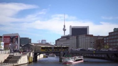 Berlin,Almanya-25 Nisan,2019:Arka planda Reichstag yakınlarındaki Spree nehriüzerinde seyreden turist tekneleri.Ünlü Vernsehturm Kulesi arka planda. Almanya'da popüler turistik.Enjoy gemi üzerinde gezi keyfini çıkarın
