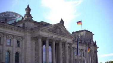 Berlin,Almanya-25 Nisan,2019: Reichstag veya Bundestag Berlin'de tarihi bir yapıdır, Paul Wallot tarafından 1894 yılında Alman İmparatorluğu'nun İmparatorluk Diyeti'ne ev sahipliği yapmak üzere inşa edilmiştir.Şehrin ünlü turistik merkezi