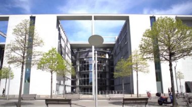 Berlin,Almanya-25 Nisan,2019: Berlin'in merkezinde modern Alman mimarisi.Doğal beyaz taş paneller ve dış tasarımda cam. Avrupa çağdaş mimarisi ve trendy minimalist tarzı