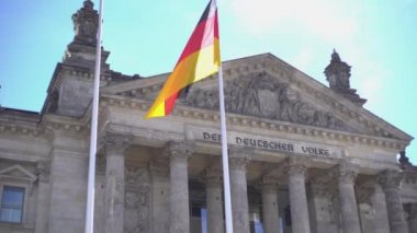 Berlin,Almanya-25 Nisan,2019: Reichstag veya Bundestag Berlin'de tarihi bir yapıdır, Paul Wallot tarafından 1894 yılında Alman İmparatorluğu'nun İmparatorluk Diyeti'ne ev sahipliği yapmak üzere inşa edilmiştir.Şehrin ünlü turistik merkezi