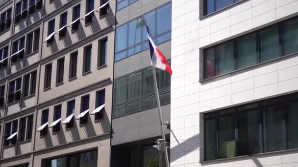 Berlin Niemcy Kwiecień 2019 Flaga Narodowa Francji Słupie Wejście Głównego — Wideo stockowe