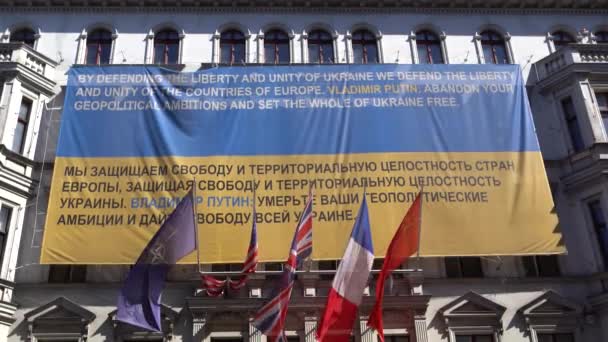 Berlín Abril 2019 Bandera Defendiendo Libertad Unidad Ucrania Defendemos Libertad — Vídeo de stock