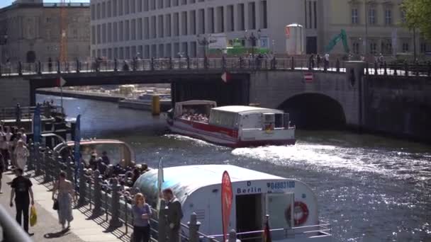 Berlino Germania Aprile 2019 Passeggiata Barca Turistica Nel Fiume Sprea — Video Stock