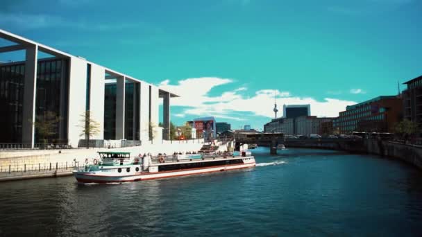 Berlin Tyskland April 2019 Turistbåtar Cruising Floden Spree Nära Reichstag — Stockvideo