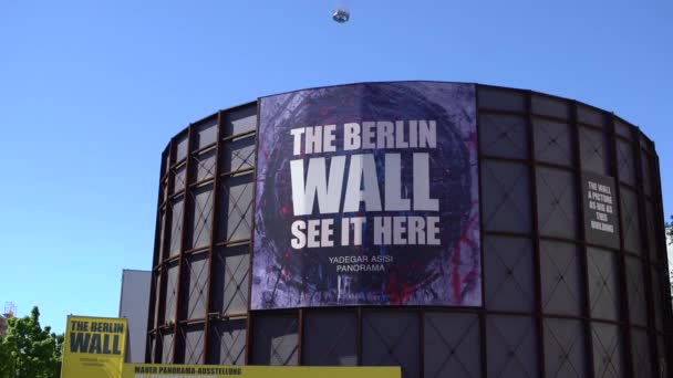 Berlin Tyskland April 2019 Berlin Wall Museum Vid Checkpoint Charlie — Stockvideo