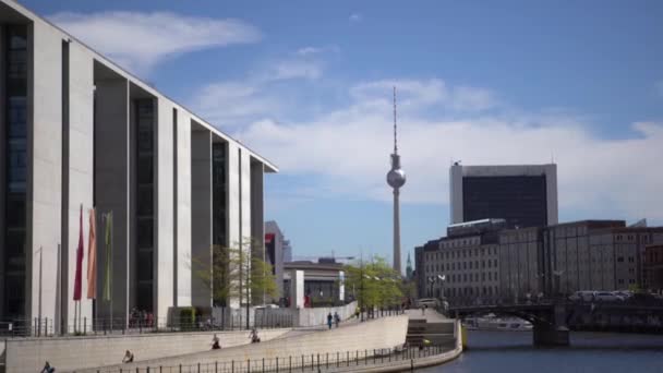 Berlin Germany April 2019 Tourist Boats Cruising River Spree Reichstag — стоковое видео