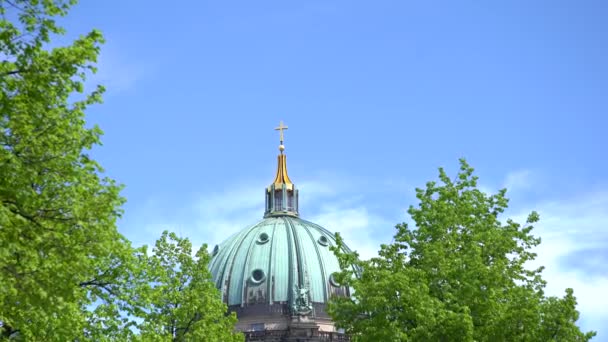 Берлин Германия Апрель 2019 Статуя Греческого Бога Афины Паллас Главе — стоковое видео