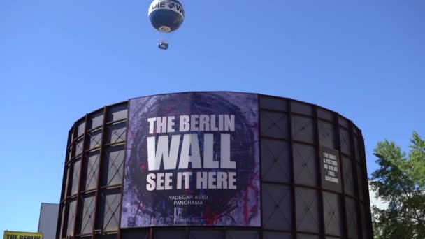 Berlin Deutschland April 2019 Berliner Wandmuseum Checkpoint Charlie Dem Beliebtesten — Stockvideo