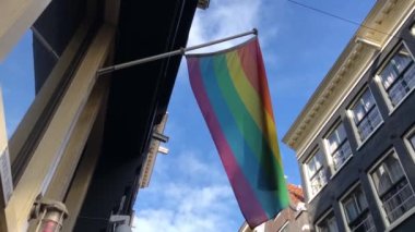 AMSTERDAM, NETHERLANDS - 27 Nisan 2019: Amsterdam.Renkli LGBT sembolü.