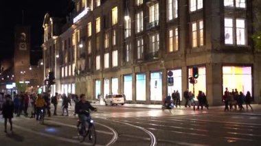 AMSTERDAM, NETHERLANDS - 27 Nisan 2019: King 's Day kutlamalarından önce Amsterdam' ın merkezinde yürüyen büyük bir grup insan. Turizm için popüler turizm beldesi.
