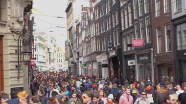 AMSTERDAM, NETHERLANDS - 28 NİSAN, 2019: Amsterdam 'ın merkezinde yıllık Kral Günü' nü (Flaman: Koningsdag) kutlayan insanlar. Hollanda Krallığı 'nda popüler ulusal bayram.