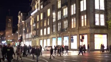 AMSTERDAM, NETHERLANDS - 27 Nisan 2019: King 's Day kutlamalarından önce Amsterdam' ın merkezinde yürüyen büyük bir grup insan. Turizm için popüler turizm beldesi.