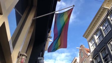 AMSTERDAM, NETHERLANDS - 27 Nisan 2019: Amsterdam.Renkli LGBT sembolü.