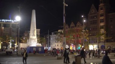 AMSTERDAM, NETHERLANDS - 27 NİSAN, 2019: Büyük bir grup insan, Kral Bayramı kutlamalarından önce, eski Kraliçe Gecesi tatilinde Amsterdam 'ın merkezinde yürüyordu. Turizm için popüler turizm beldesi