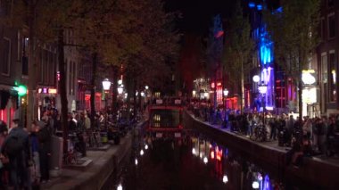 AMSTERDAM, NETHERLANDS - 27 Nisan 2019: Amsterdam 'da Kral' ın Günü kutlamalarında ünlü Kırmızı Işık Bölgesi turistlerle dolup taştı. Dünyanın dört bir yanından gelen turistler için popüler yetişkin eğlencesi