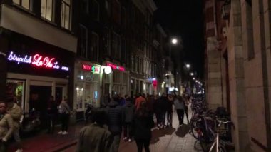 AMSTERDAM, NETHERLANDS - 27 NİSAN, 2019: Büyük bir grup insan, Kral Bayramı kutlamalarından önce, eski Kraliçe Gecesi tatilinde Amsterdam 'ın merkezinde yürüyordu. Turizm için popüler turizm beldesi