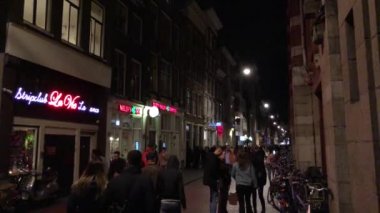 AMSTERDAM, NETHERLANDS - 27 NİSAN, 2019: Turistlerle dolu şehir sokağı