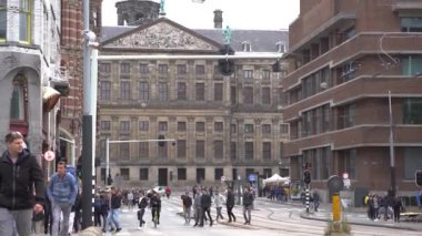 AMSTERDAM, NETHERLANDS - 27 Nisan 2019: Amsterdam 'ın merkezindeki Royal Palace' ın çatısında dünyayı omuzlarında taşıyan Titan Atlası heykeli. 